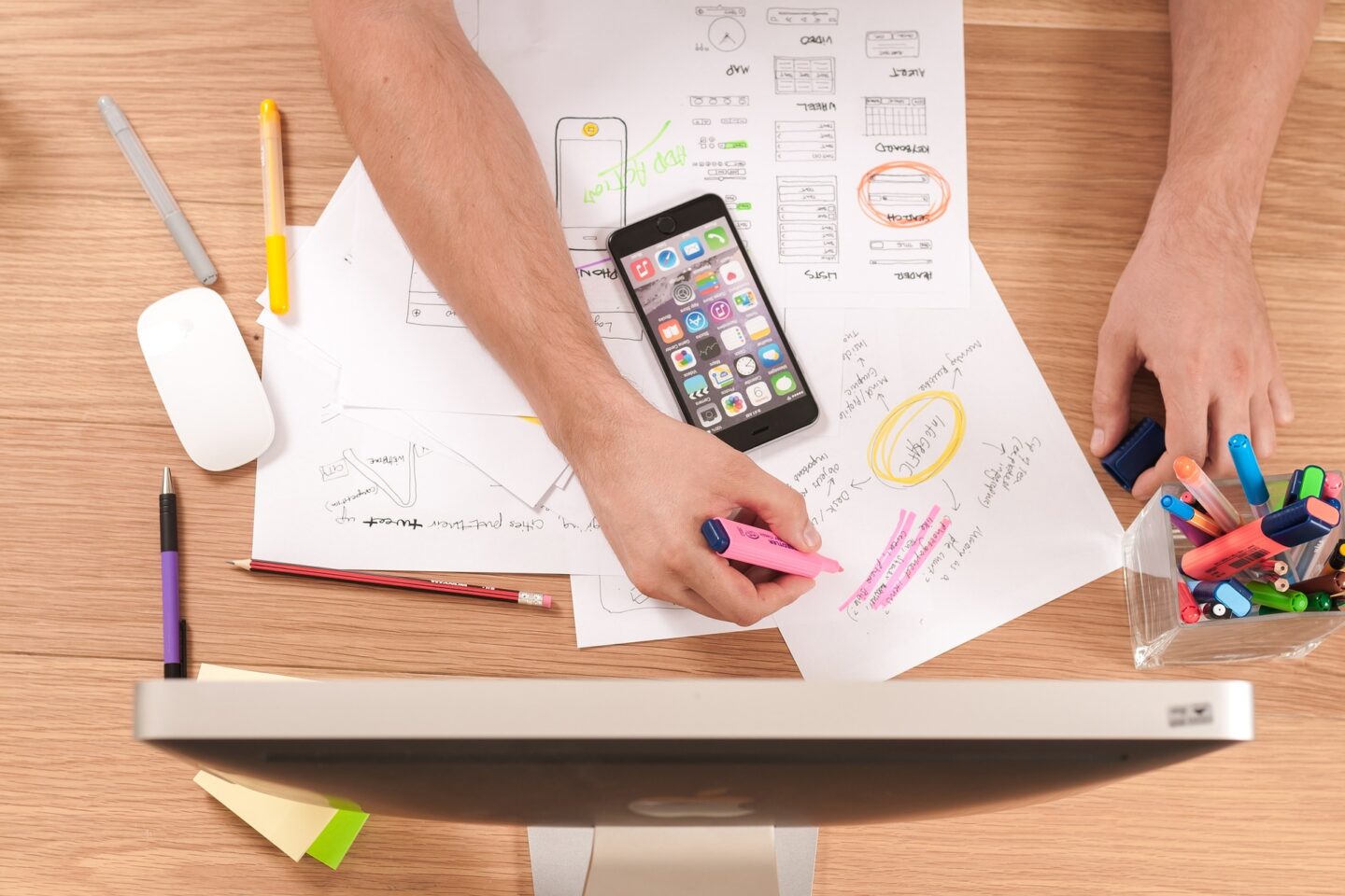 Mockup w projektowaniu graficznym, UX i marketingu – jak tworzyć prezentacje, które sprzedają pomysł