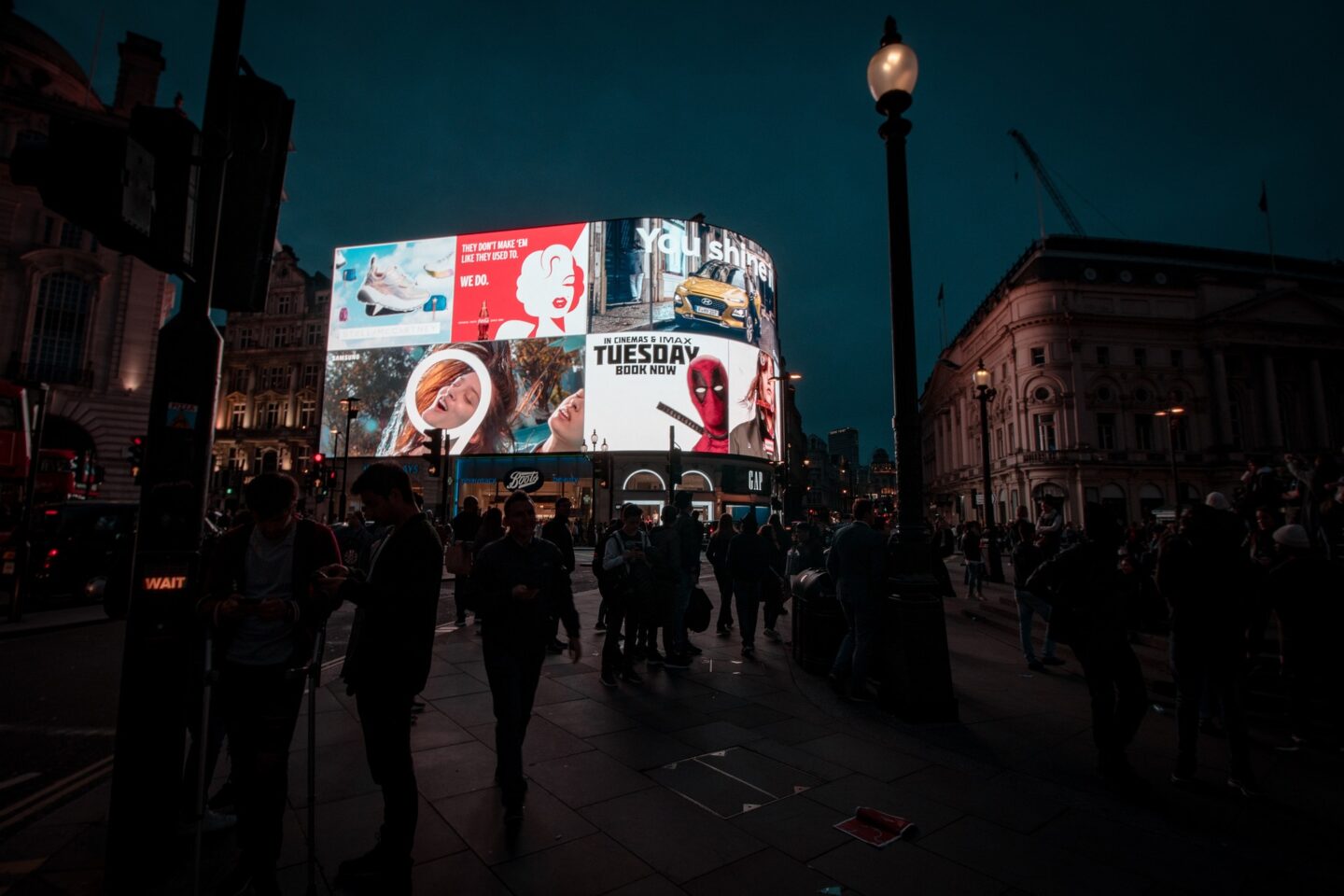 Ciekawe hasła reklamowe przykłady, inspiracje i zasady tworzenia sloganów, które zapadają w pamięć