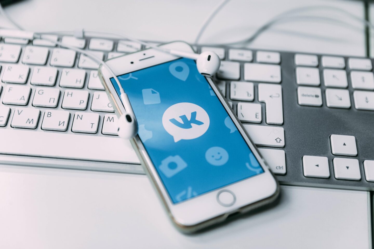 VKontakte – rosyjski serwis społecznościowy, jego historia, funkcje i znaczenie w świecie mediów cyfrowych