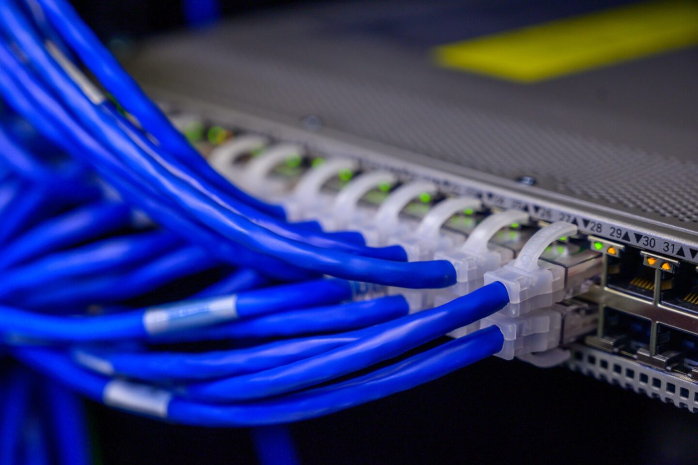 RJ45 kolory przewodów, standardy T568A i T568B oraz prawidłowe zaciskanie kabla sieciowego